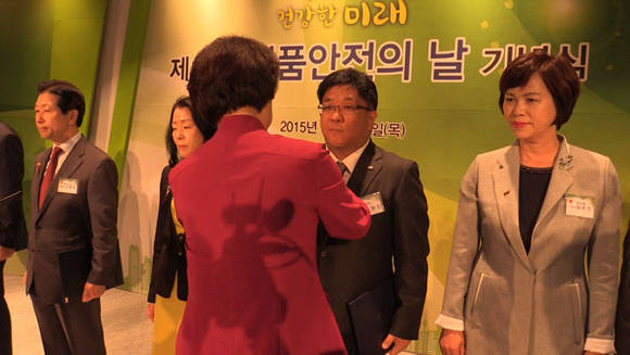 최원진 삼양사 식품안전의날 기념식 국무총리 표창을 수상하고 있다