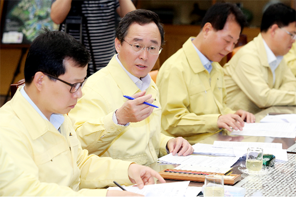 메르스 대책회의를 열고 있는 송하진 전북도지사(전북도청)