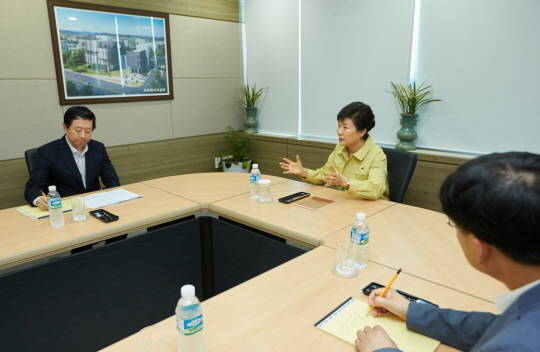 박근혜 대통령, 송재훈 삼성서울병원장 접견 (청와대 제공) 