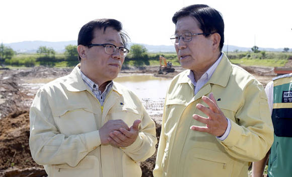 이동필 농림축산식품부 장관 태안군 가뭄피해지역을 방문 (충남 태안군청 제공)