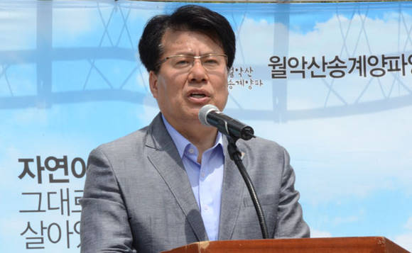 제13회 월악산 송계 양파 축제에서 이근규 제천시장이 축사를 하고 있다. 