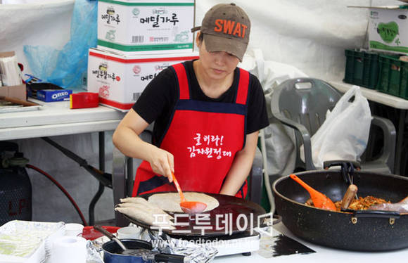 메밀 전병 만드는 모습