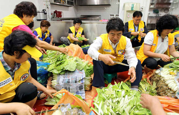 인천 동구청, 대한적십자 동구지회 김치 기부 (인천 동구청 제공)