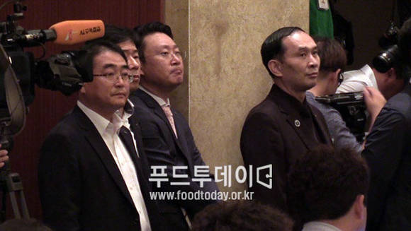 신동빈 회장 대국민 사과 지켜보는 롯데그룹 관계자