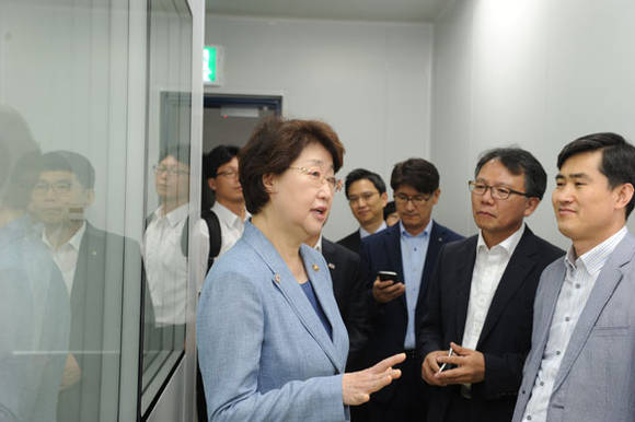 김슥희 식품의약품안전처장 녹십자 화순공장 방문 (식품의약품안전처 제공)