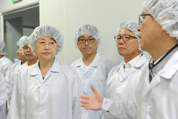 김슥희 식품의약품안전처장 녹십자 화순공장 방문 (식품의약품안전처 제공)