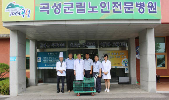 곡성군립노인전문병원 삼계탕용 생닭 전달 (전남 곡성군청 제공)