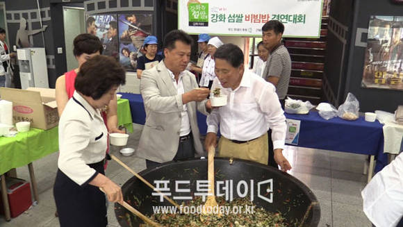 푸드투데이 황창연 대표, 심사위원들과 시식을 하고 있다.