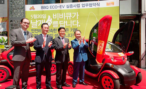 지난 5월 갖은 '르노 트위지'를 활용한 '비비큐 ECO-EV' 친환경 사업의 서울시, 르노삼성자동차, 제너시스 BBQ 삼자간 업무협약식. (르노삼성 제공)