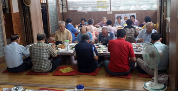 경로당 중식 봉사 (경남 통영시청 제공)