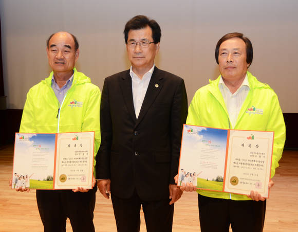 이시종 도시자(가운데)와강길중 자원봉사단장(왼쪽)과 조강수 부단장   