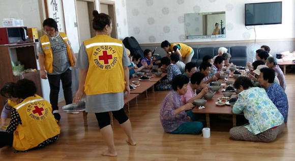 전복죽 봉사 (경남 통영시청 제공)
