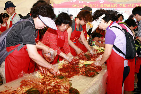 청양고추 김치담그기 (충남 청양군청 제공)