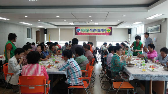 통영시 도천동새마을부녀회, 도천동새마을협의회 사랑나눔 행사 (경남 통영시청 제공)