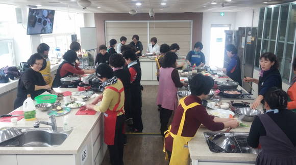 음성군 농업기술센터가 생활기술교육장에서 생활요리교육을 진행하고 있다.