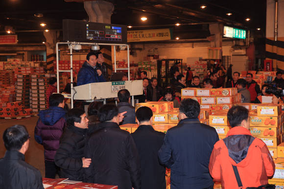 원희룡 제주도지사가 가락몰을 방문해 관계자를 격려하고 있다. (제주특별자치도 사진제공)