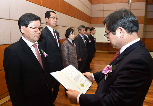 사천시가 대상 상장을 수여받고있다. (경남도 사진제공)