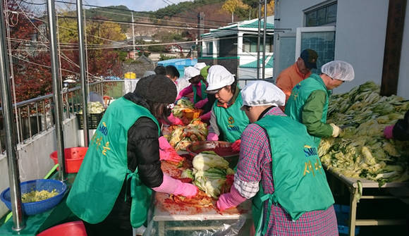 경남 통영시 명정동공동체추진위원회 김장 나누기 (경남 통영시청 제공)