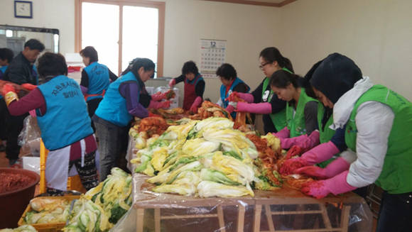 경남 단장면 자원봉사회가 김장김치를 담그고 있다. (경남 밀양시 사진제공)