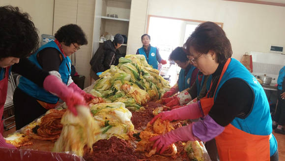 경남 단장면 자원봉사회가 김장김치를 담그고 있다. (경남 밀양시 사진제공)
