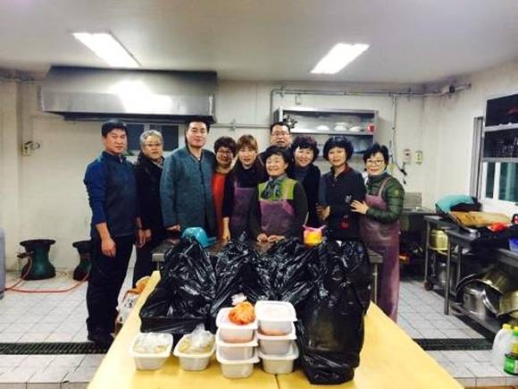 경남 창원시 완월동 주민자치위원회가 구급식소에서 사랑의 밑반찬 만들기 행사를 하고있다. (경남 창원시 사진제공)