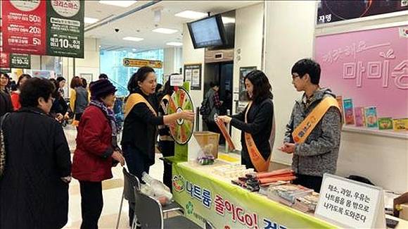 광주광역시가 대형마트에서 나트륨 줄이기 캠페인을 펼치고 있다. (사진제공 광주광역시)