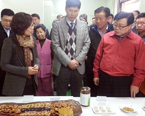 예천군에서 개발한 곤충한과 시식회를 진행하고 있다. (사진제공 경북 예천군)
