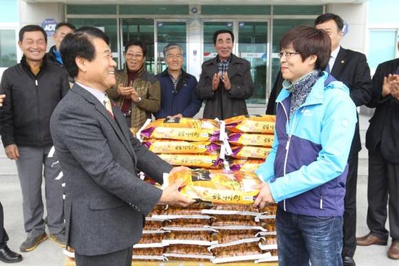 경남 고성군 쌀연구회가 고성군에 쌀 700㎏를 기탁하고 있다. (사진제공 경남 고성군)