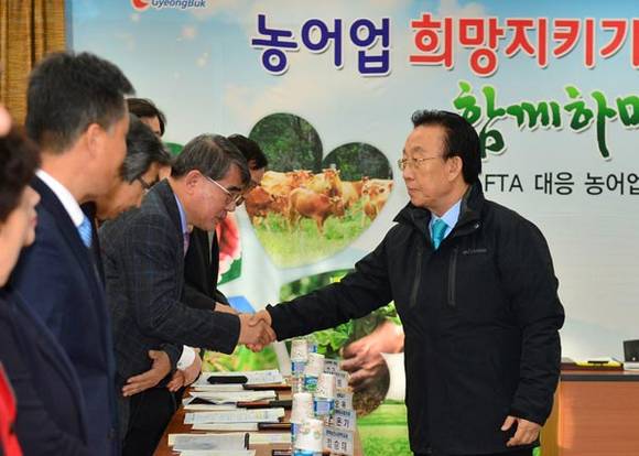 김관용 경북도지사가 경북농어업 희망지키기 10대 특별 대책 회의 참석인들과 악수를 나누고 있다. (사진제공 경북도)