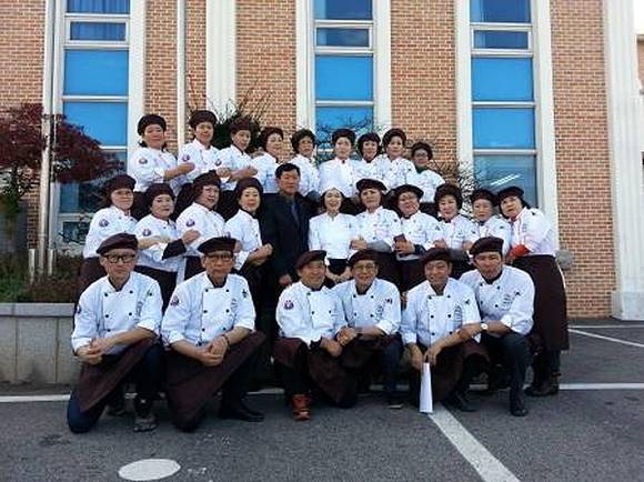 전남 영암군이 전남도 음식문화개선 업무 평가에서 우수기관으로 선정돼 기념사진을 찍고있다. (사진제공 전남 영암군)