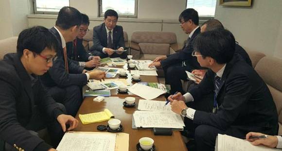 충남도 관계자들이 동아시아 3농포럼을 위해 일본에 방문해 관련 회의를 진행하고 있다. (사진제공 충청남도)