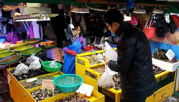 인천시가 소래포구어시장에서 수산물을 수거하고 있다. (사진제공 인천광역시)