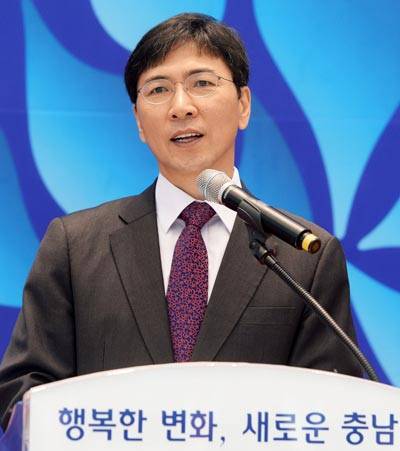 안희정 충남도지사가 도청 1층 로비에서 열린 2016년 시무식에서 신년사를 발표하고 있다. (충남도 사진제공)