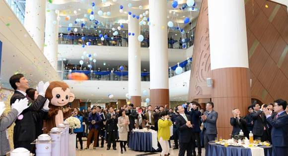 충남도가 도청 로비에서 2016년 시무식을 진행하고 있다. (충남도 사진제공)
