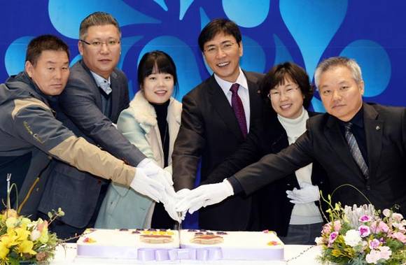 충남도가 도청 로비에서 2016년 시무식 진행을 기념하는 떡케익 절단식을 진행하고 있다. (충남도 사진제공)