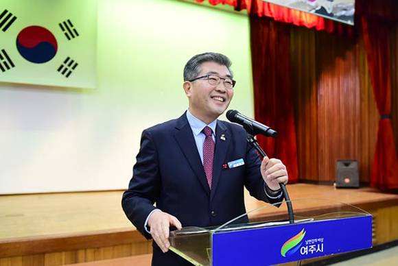 원경희 여주시장이 2016년 시무식에서 신년사를 발표하고 있다. (경기 여주 사진제공)