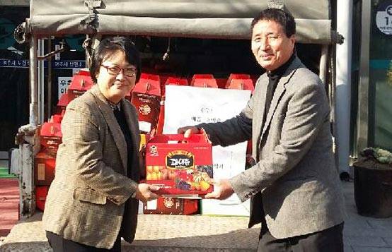 한국추출가공협회 여주시지부에서 어려운 이웃에게 전해 달라며 배즙과 호박즙 100박스를 여주시 보건소에 전달하고 있다. (경기 여주시 사진제공)
