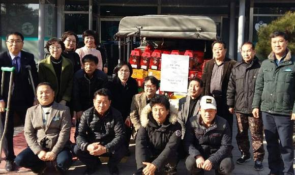 한국추출가공협회 여주시지부에서 어려운 이웃에게 전해 달라며 배즙과 호박즙 100박스를 여주시 보건소에 전달하고 있다. (경기 여주시 사진제공)