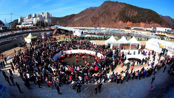 ▲화천 산천어축제 산천어 맨손잡기 (강원 화천군청 제공)