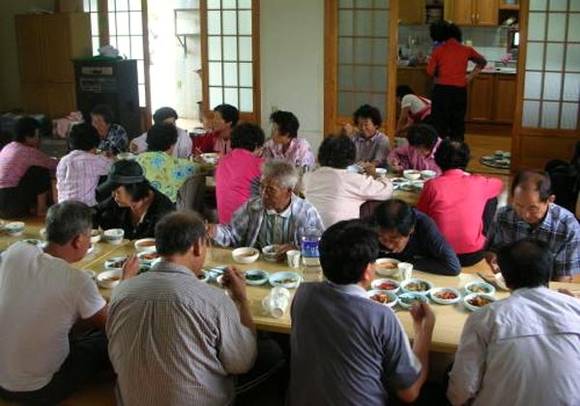 경남 진주시가 농번기 마을공동 급식을 제공하고 있다. (경남 진주시 사진제공)