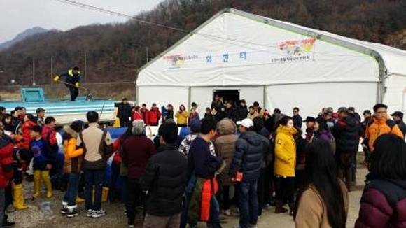 시민들이 포천시에 있는 회센터 앞에 모여있다. (경기 포천시 사진제공)