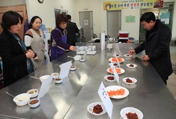 경북농기원에서 개발한 메주로 만든 된장에 대해 관능 평가를 실시하고 있다. (경상북도 사진제공)