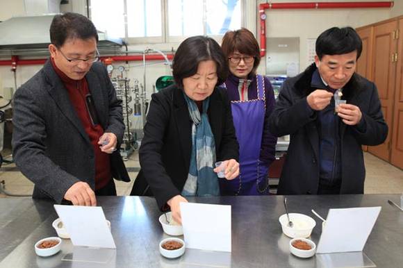 경북농기원에서 개발한 메주로 만든 된장에 대해 관능 평가를 실시하고 있다. (경상북도 사진제공)