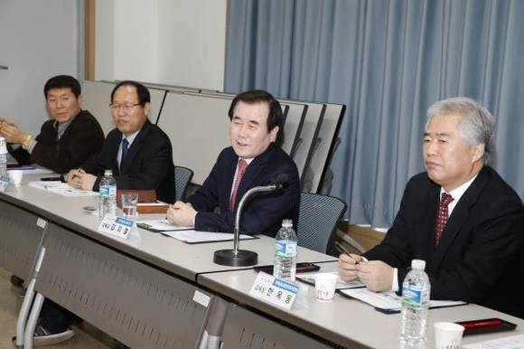 김지철 충남교육감이 천안학교급식지원센터를 방문해 학교급식 안전성 확보 방안을 모색하고 있다.