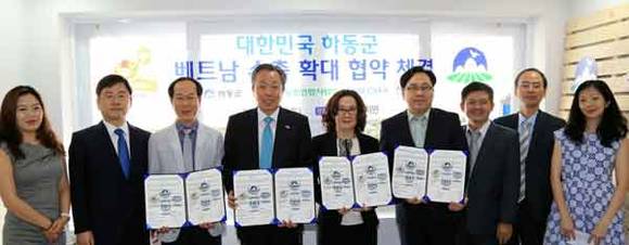 하동군이 베트남 수출업체 남찬과 업무협약식을 진행했다. (협약서 순서로 왼쪽부터 농협하동군엽합사업단, 윤상기 하동군수, 남찬, 리마글로벌)