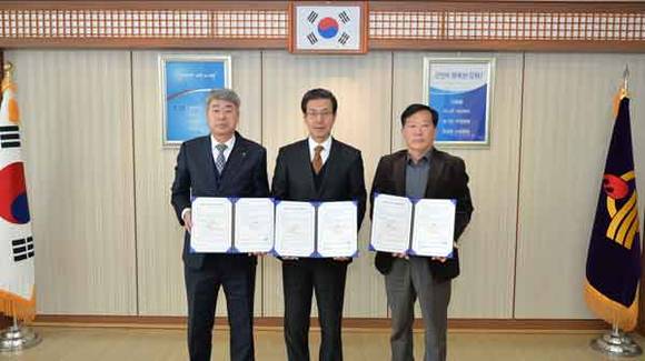 이상복 강화군수(가운데)가 ‘강화섬쌀 외식업소 지원사업’ 업무 협약을 체결하고 있다.