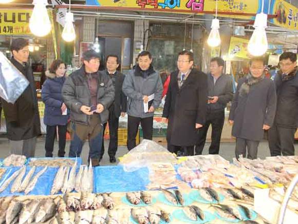 한견표 한국소비자원장이 대전시에 위치한 중리전통시장을 둘러보고 있다.