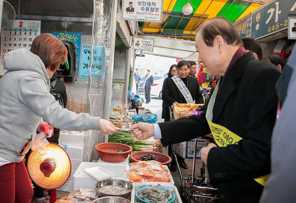 문동신 전북 군산시장이 설을 맞아 전통시장에서 장을 보고 상인들을 격려했다. (전북 군산시청 제공)