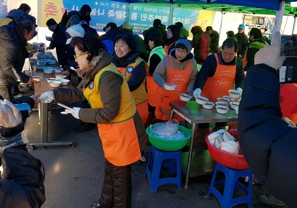 정흥채 배우와 쪽방촌도우미봉사단이 함께 한 팥죽 무료급식 봉사 현장이 인산인해를 이루고 있다.