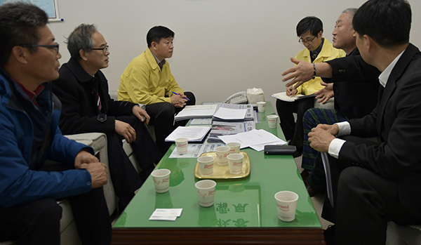 충북도청에서 한국오리협회 충북지회와 축산과 관계자들이 AI 재난에 따른 농가협의체 건의문을 전달하고 대화하고 있다.